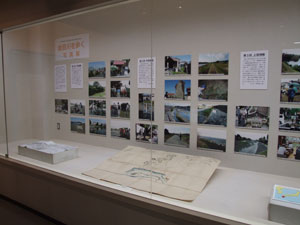 2階情報展示コーナーにて「金目川を歩く写真展」