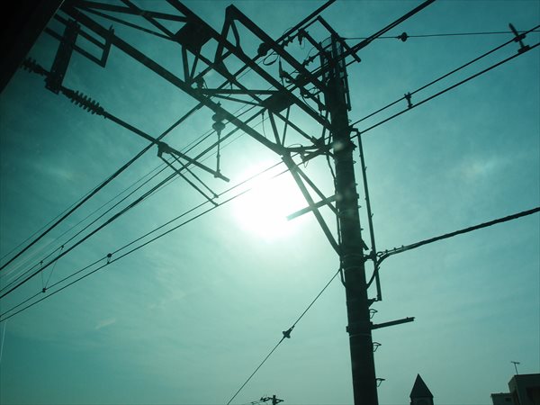 東海道線車窓から撮影した太陽と幻日