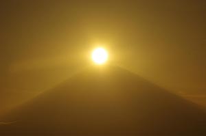 太陽が富士山山頂に沈む手前
