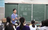 偏光板について説明する塚田学芸員