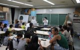 偏光版について説明する塚田学芸員