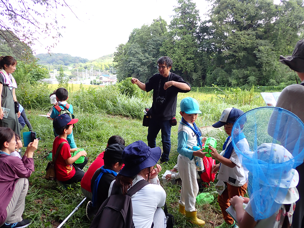 まとめの話をする堀田先生と聞くこどもたち。