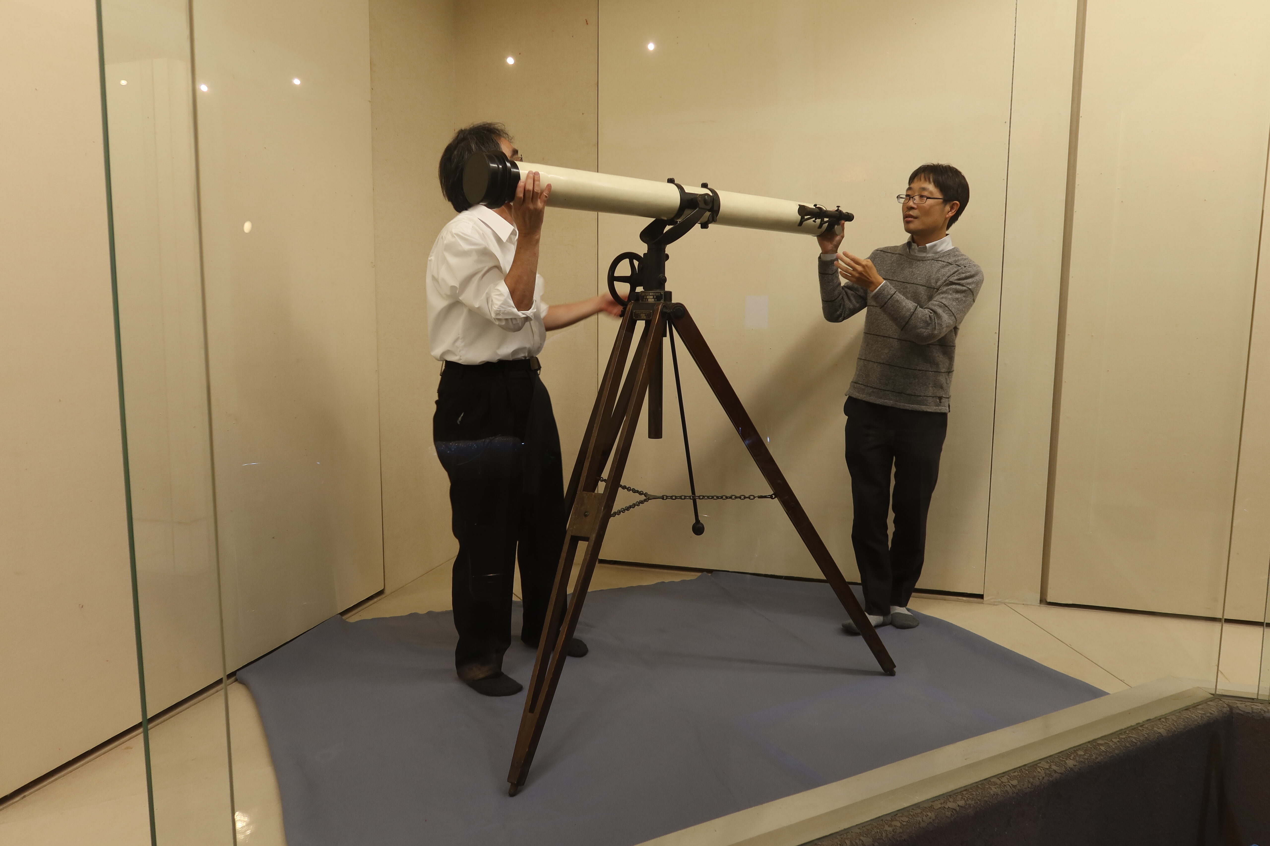 望遠鏡の架台に望遠鏡を取り付けたところ。成人男性の眼の高さに接眼レンズがある。