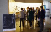 塚田学芸員が解説の研修を行っています