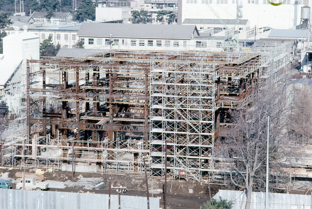 1975年1月17日の博物館建設現場。構造鉄骨が組まれむき出しの段階。