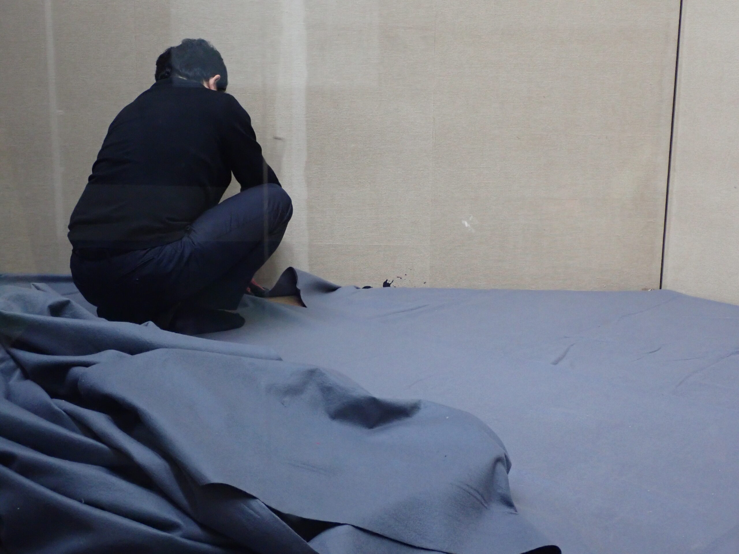 見た目をよくするため、壁と床台の間にフェルトの端を定規を使って押し込んでいる。