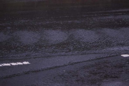 道路の上の波