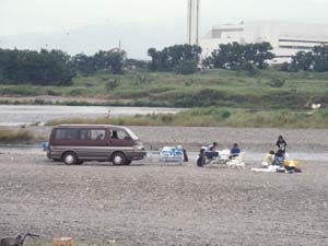 川原に乗り入れた車