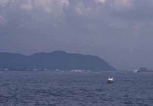海上からの高麗山