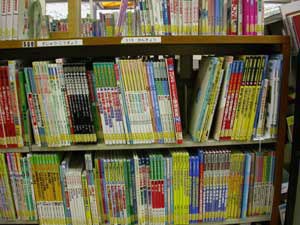 図書館＜環境の本の書棚＞