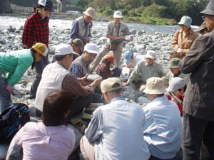 谷峨の河原の観察会