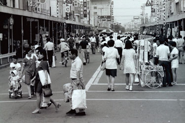 歩行者天国の国道1号線（現湘南スターモール）　1971年6月（広報・情報政策課提供）