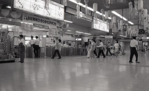 駅員が改札をする改札口