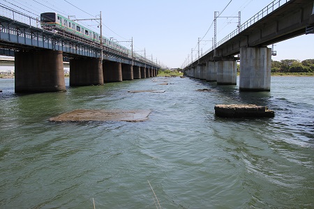 現在でもみられる倒壊した橋脚の跡