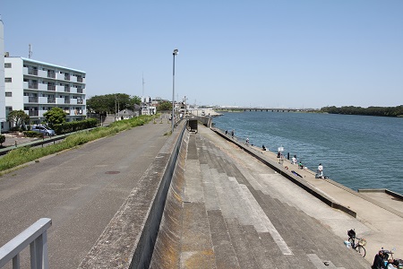 現在の馬入川の河畔