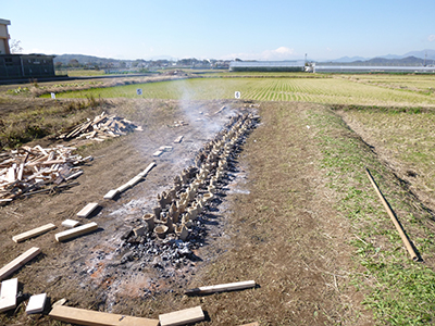 熾火に土器を並べる