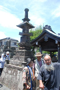 宝蔵寺の宝篋印塔
