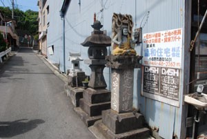 前川の大山道標と秋葉灯籠