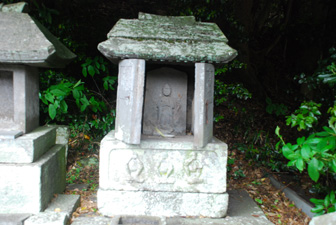 三猿石祠