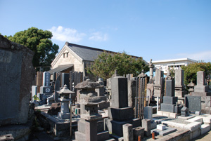 酒匂の大見寺墓地と旧川辺邸の蔵