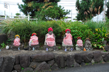 六地蔵と見紛う門川のサイノカミ