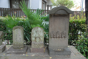 柳島の八幡神社境内の庚申塔3基