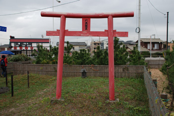 柳島海岸にある明治24年建立の八大龍王石祠