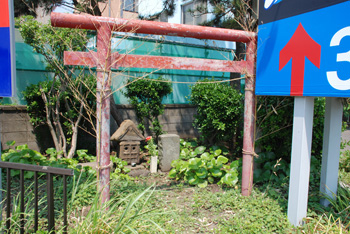辻堂海岸の八大龍王社石祠
