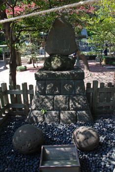<B>御霊神社の手玉石と袂石</B>