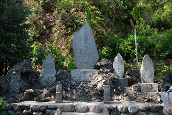 <B>御霊神社境内の御嶽講石碑</B>