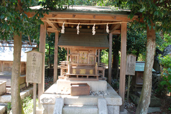 <B>御霊神社境内の石上神社</B>
