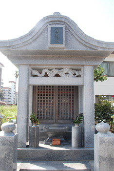 小坪漁港の八大龍王