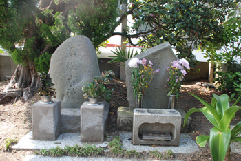 「奉燈大神」・「水難殃死諸霊位」碑
