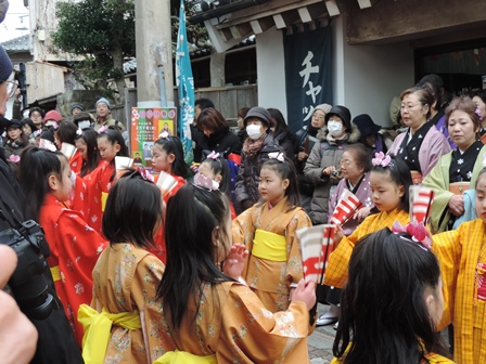 三崎昭和館前で披露