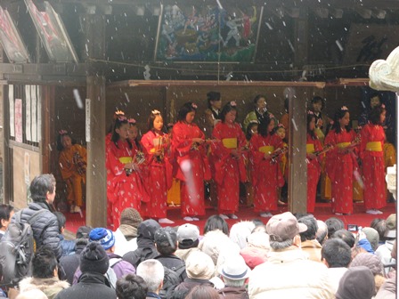 海南神社神楽殿で奉納