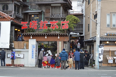 料理店に入る演者たち