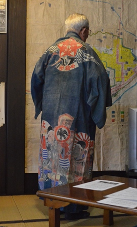 大漁着・マイワイをはおる山田さん