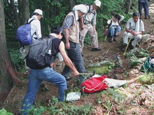 砂岩のサンプルを採集