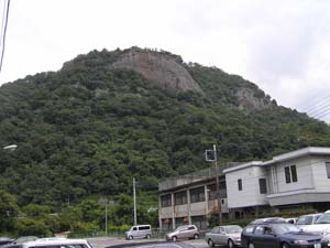 岩殿山は一枚岩のように見える