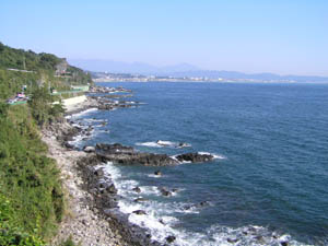 外輪山溶岩の海食崖を望む
