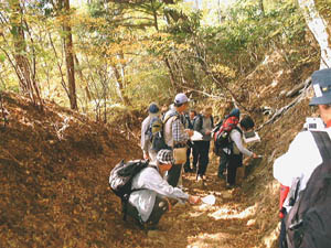 登山道で大山亜層群の観察