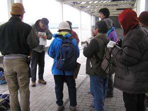 観察の目的やコースの説明を聞く（八王子みなみ野駅）