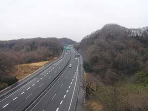 バイパス陸橋から南方の多摩丘陵を遠望する。（大塚山公園西　道了山跨道橋）