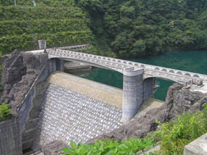 石小屋ダムの全景
