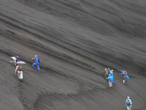 何十枚も重なった地層を観察