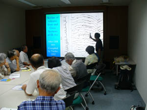 藤岡先生の講義を聞く