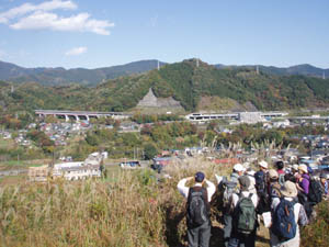 衝突境界を望む