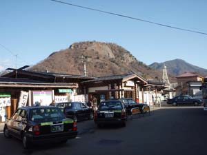 大月駅で礫岩からなる岩殿山を仰ぐ