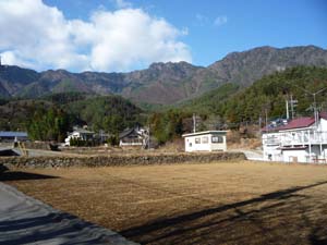 三ツ峠山と手前の低山の間に桂川断層が走る