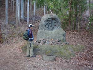 白滝火山礫凝灰岩層の分布域に入ると達磨石が迎えてくれた